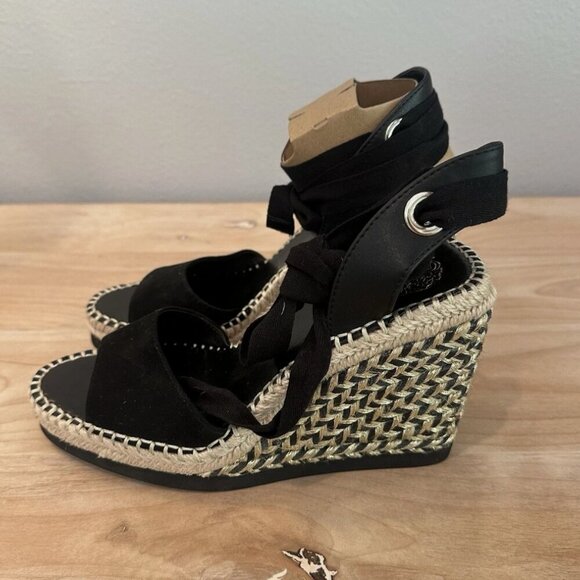 Vince Camuto Women's 7 M Bendsen Wedge Black Gold Metallic Espadrille Sandals - Picture 1 of 8